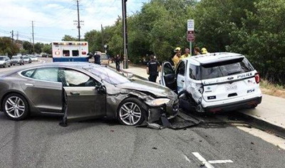 特斯拉再出车祸：这次撞上了停着的警车