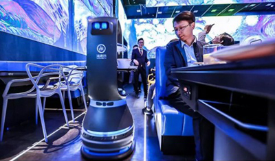 海底捞机器人餐厅：是智能还是“智障”？